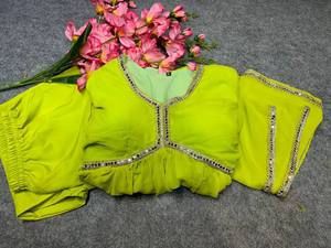 Robe de soirée attrayante de couleur vert perroquet avec col en V et miroir intégré, coupe classique et confectionnée en tissus de haute qualité. - Product Image 6