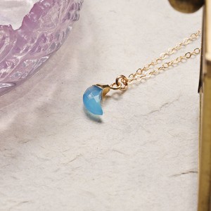 จี้พระจันทร์ประดับพลอยแคลเซโดนีสีน้ำเงินธรรมชาติจาก NIKHIL GEMS สร้อยคอเงินแท้ 925 ชุบทองแบบวินเทจ ได้รับการประเมินโดยผู้เชี่ยวชาญจากบุคคลที่สาม - Product Image 5