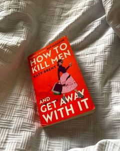 Cómo matar a hombres y escapar con ello, libro en formato paperback de Katy Brent. Una historia deliciosamente oscura y hilariantemente retorcida sobre la amistad y el amor. - Product Image 1