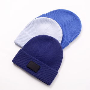 Bonnet d'hiver en acrylique tricoté de luxe pour hommes et femmes, personnalisable avec logo de créateur, doux et confortable pour les voyages - Product Image 2