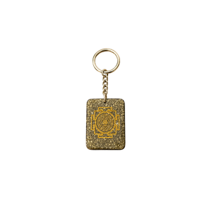 Llavero Rectangular Tallado con Diseño de Sri Yantra en Dorado sobre Fondo Moteado, Arte Portátil Coleccionable con Temática Budista - Product Image 1