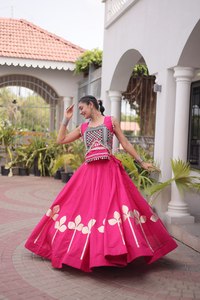 Elegante Conjunto de Lehenga de Seda Romana Completamente Cosido con Bordado Pan Patti Gota y Top de Encaje con Espejos de Diseño - Product Image 4