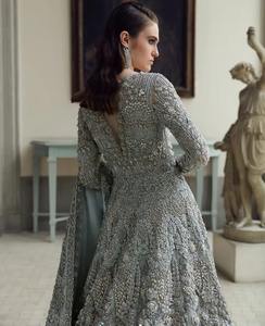 Vestido de Novia Pakistaní Premium, Color Verde Menta Pastel, Largo hasta el Suelo, con Delicado Bordado Floral y Lentejuelas - Product Image 2