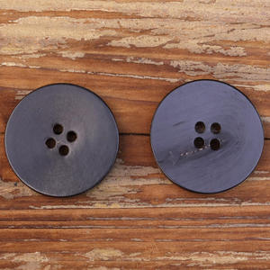 Botón de cuerno negro de búfalo, el más vendido y de mejor calidad, ampliamente utilizado en la confección de alta gama, incluyendo trajes de hombre a medida y abrigos de invierno. - Product Image 3