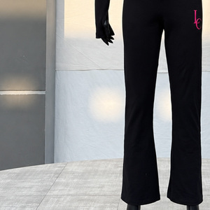 Ensemble de yoga 2 pièces Lady Chasse noir : Crop top à capuche et pantalon long taille haute en Spandex et Polyester respirant avec logo imprimé sur le devant - Product Image 5