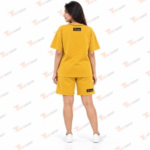 Conjunto de 2 Piezas para Mujer, Color Amarillo Sólido, Estilo Urbano, Camiseta de Manga Corta con Cuello Redondo y Pantalones Cortos Holgados, Atuendo Casual de Verano - Product Image 6