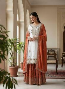 Kurta en coton blanc brodé avec dupatta et jupe orange, tenue ethnique traditionnelle indienne et pakistanaise pour femmes, longueur au sol. - Product Image 2