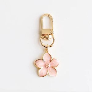 Pendentif porte-clés en forme de fleur dorée, accessoire de mode, cadeau pour femmes et filles, design élégant et luxueux, prix de gros - Product Image 2