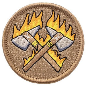 Patch brodé circulaire avec haches de pompier croisées, appliqué thermocollant pour uniformes et vêtements - Product Image 1