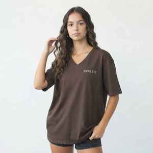 Camiseta de Manga Corta con Cuello en V para Mujer, Color Marrón, Corte Holgado, Logotipo Bordado, Estilo Casual, 100% Algodón, Primavera/Verano - Product Image 1