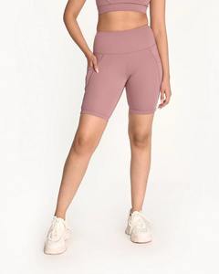 Conjunto de yoga deportivo transpirable de 2 piezas para mujer, con logo frontal, hombros descubiertos, shorts de cintura media y espalda cruzada, venta al por mayor personalizada - Product Image 3
