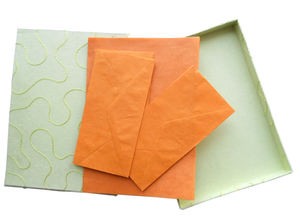 Papiers recyclés Lokta : 10 blocs de papier à lettres A4 + 5 enveloppes emballés dans une boîte assortie - Product Image 2