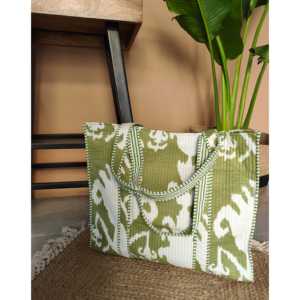 Bolso Tote de Algodón Acolchado Hecho a Mano en India. Bolsa de Tela Reutilizable Ecológica. Bolsa de Compras Promocional con Diseño Geométrico Ikat Verde - Product Image 4