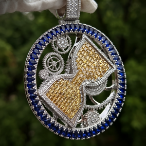 Montre Pendentif Sablier Hip Hop Chrétien Personnalisé en Moissanite Sertie de Micro-Pavé avec Design Engrenage en Argent 925 VVS - Product Image 2