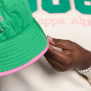 Sombrero de Pescador Verde Personalizado con Bordado de la Letra AKA, Diseño 1908, Ribete Rosa, Sombrero Casual para el Sol, Moda para Mujer, Uso en Exteriores - Product Image 5