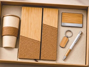 Set de Regalo Empresarial Premium de Bambú y Corcho con Libreta, Vaso, Bolígrafo, Llavero y Tarjetero - Product Image 6