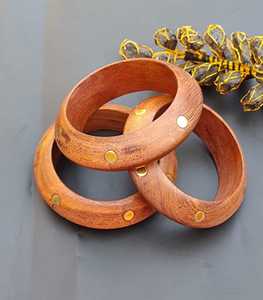 Joyería de Madera Artificial Hecha a Mano con Diseño Inspirado en Sangría, Set de 3 Brazaletes de Madera Gruesos con Decoración de Latón Acabado a Mano, Elegante - Product Image 5