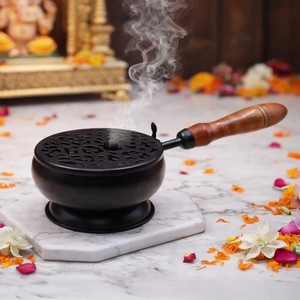Brûleur d'encens robuste en fer massif noir pour Diwali et les festivals, utilisation domestique ou au temple, avec poignée en bois - Product Image 1