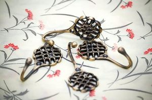 Gancho de pared de metal vintage con diseño floral y soporte para llaves para montaje en puerta o pared - Product Image 4