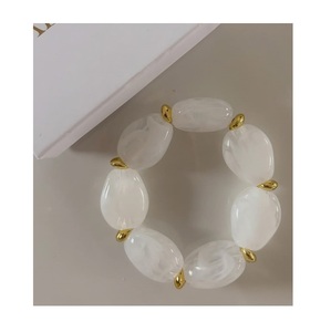 Pulsera de Resina de Lujo con Artesanía Contemporánea Única, Accesorio de Moda para Mujer, Estilo para Eventos Especiales - Product Image 3
