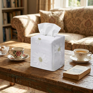 Caja de pañuelos vintage de lino 100% de alta calidad, personalizada al por mayor, con diseño cuadrado de margaritas blancas bordadas, para decoración del hogar y hoteles. - Product Image 4