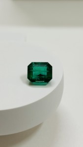 มรกตธรรมชาติ 3.96 กะรัต ทรงเหลี่ยม ตัดแบบ Emerald Cut ต้นกำเนิดจากแซมเบีย คุณภาพเกรด AAA+ รับรองโดย IGI พลอยสีเขียว โดย Sadiya International - Product Image 4
