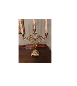 Candelabros decorativos de latón pesado con múltiples brazos de vela diseñados para un ambiente atemporal y hogares lujosos - Product Image 1