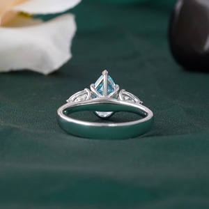 Anillo de Diamante Azul en Forma de Pera Cultivado en Laboratorio con Diamantes Laterales en Corte Pera en Oro Blanco, Anillo de Compromiso y Boda de Lujo para Mujer - Product Image 3