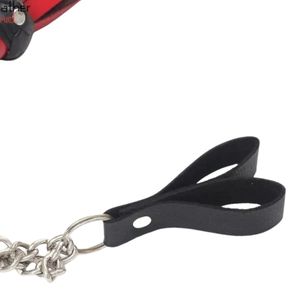 Látigo de cuero con franjas rojas y negras, mango trenzado y extremo de cadena. - Product Image 6