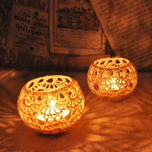 Portavelas o Linterna de Vidrio y Ratán con Elegante Diseño Tejido para Decoración del Hogar o Ocasiones Especiales - Product Image 1