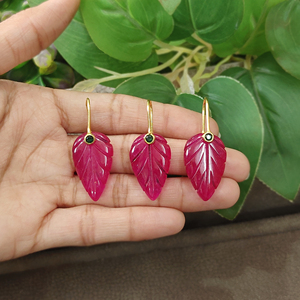Collier Pendentif Fin Feuille Sculptée Plaqué Or 18 carats avec Pierres Précieuses Naturelles Rubis Rose, Jade et Émeraude, Accents en Zircon Cubique – Bijoux de Mode en Gros - Product Image 6