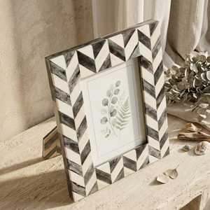 Cadre en résine Vellora Heritage avec incrustation d'os, porte-photo artistique de luxe fait main avec design personnalisable pour souvenirs de mariage - Product Image 2
