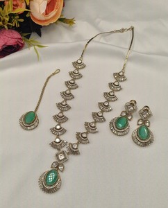 ชุดสร้อยคอทองโบราณประดับเพทายสีเขียวมรกต Ping Bling พร้อมต่างหูเข้าชุดและมงกุฎติดผมแบบ Kundan เครื่องประดับเจ้าสาวสุดหรู - Product Image 2