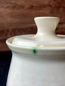 Tarro de Almacenamiento Clásico Esmaltado a Mano con Tapa, Silueta Curva Suave, Elegante Organizador de Encimera, Guarda Alimentos Atemporal para Cocina - Product Image 5