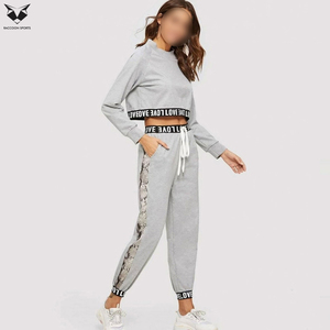 Conjunto de Camiseta Corta y Pantalones Deportivos para Mujer, Conjunto Deportivo de Dos Piezas Elegante para Entrenamiento, Yoga, Viajes y Ropa Urbana - Product Image 2