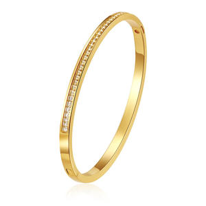 Bracelet jonc tendance en laiton plaqué or 18 carats PVD avec zircons, motif géométrique, serti en canal, personnalisable, cadeau unisexe - Product Image 5
