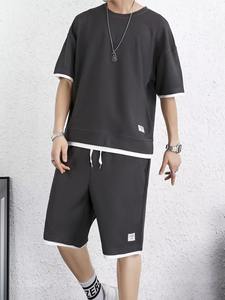 ชุดเสื้อยืดโอเวอร์ไซส์และกางเกงขาสั้นผู้ชาย สีเทาเข้ม ดีไซน์เรียบง่าย สไตล์ลำลอง ชุดสองชิ้นสำหรับฤดูร้อน ผลิตจากผ้าคอตตอนผสม - Product Image 5