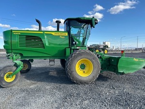 2023 W260R Windrower Équipement Premium Prêt à l'Exportation - Product Image 4