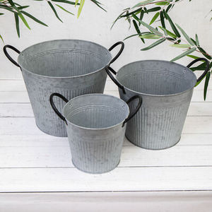 Pot de fleurs en métal galvanisé avec fleurs violettes pour jardin, usage extérieur, style rustique, pots de fleurs faits à la main - Product Image 2