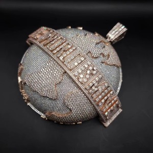 Pendentif personnalisé « The World is Mine » en moissanite et diamants, style hip-hop, en argent 925, bicolore, avec lettre personnalisée - Product Image 5