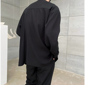 Chemise boutonnée minimaliste noire surdimensionnée de qualité supérieure pour hommes - Product Image 2