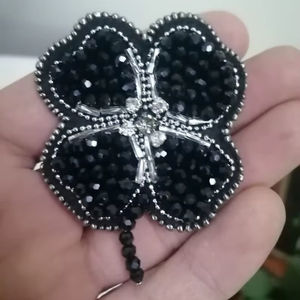 Broche de lujo bordado con cuentas de semillas y mariposas, broche floral artesanal de cuentas bordadas, hecho a mano, pedido personalizado - Product Image 1