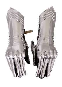 Gants en acier forgé avec un design artisanal détaillé pour les espaces d'exposition, les expositions muséales, les événements costumés et l'usage décoratif - Product Image 5