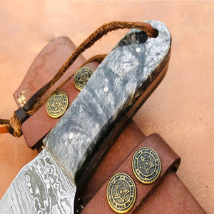 Cuchillo de Caza de Acero de Damasco de Alta Calidad Hecho a Mano con Funda de Cuero, Herramienta Utilitaria para Campismo y Supervivencia al Aire Libre, de Uso Duradero - Product Image 5