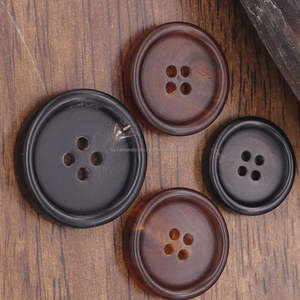 Boutons de haute qualité, finition brillante, imitation corne naturelle, matériau corne naturelle, 4 trous - Product Image 3