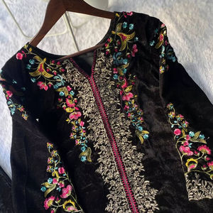 Ensemble Kurti court et palazzo en velours brodé, entièrement cousu, prêt à porter, tenue ethnique élégante pour les fêtes, tailles M à XXL, noir - Product Image 1