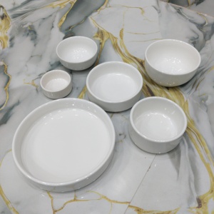 Service de table moderne en céramique verte avec plusieurs tailles de bols et collection d'assiettes de service pour les repas quotidiens et les réceptions - Product Image 5