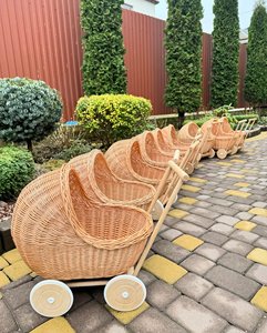 Cochecito de bebé de ratán tejido con mango y ruedas de madera, diseño rústico, duradero para niños - Product Image 3
