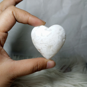 Venta al por mayor Natural Indonesia blanco nieve ágata corazón jaspe alta calidad 4X4X2 cm forma pequeña gemas de cristal para la curación artesanal - Product Image 1