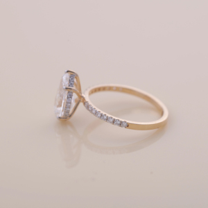 Bague de fiançailles avec diamant de laboratoire taille poire de 2,04 carats |   Or blanc, jaune et rose 14 carats |   Bague de mariage pavée - Product Image 4